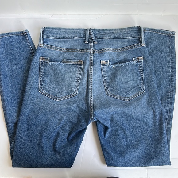 Good American Good Legs Blue 187 skinny jean w some distressing and zip closure - Picture 7 of 16